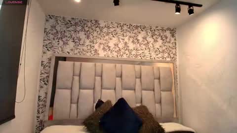 Snapshot of emily__cute__ chatting on February 26, 8:52 pm EMILY CUTE online show from February 26, 8:52 pm