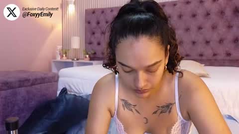 Snapshot of emily_foxyy chatting on November 29, 7:06 pm Emily online show from November 29, 7:06 pm