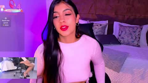 Snapshot of emily_jones3 chatting on October 17, 12:19 pm Emily online show from October 17, 12:19 pm