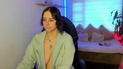 emily_lindey online show from October 26, 7:09 pm