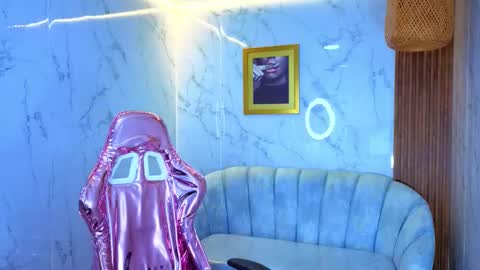 Snapshot of emily_mills_s chatting on November 17, 8:25 pm Emily online show from November 17, 8:25 pm