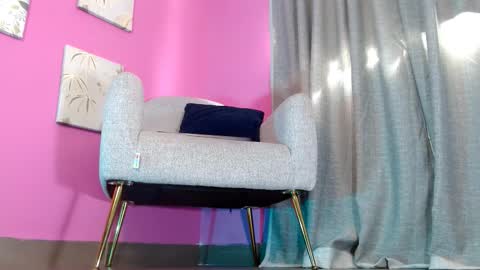 Snapshot of emily_oxx chatting on February 17, 7:20 pm Emily online show from February 17, 7:20 pm