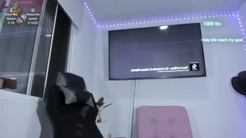 Snapshot of emily_palmeer chatting on February 25, 8:46 am emily_palmeer online show from February 25, 8:46 am