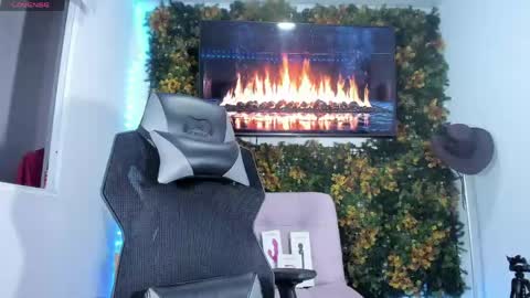 emily_palmeer online show from April 15, 8:32 am