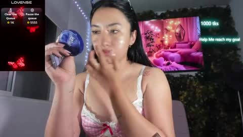 Snapshot of emily_palmeer chatting on June 5, 9:37 am emily_palmeer online show from June 5, 9:37 am