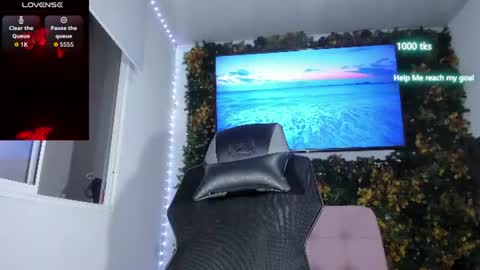Snapshot of emily_palmeer chatting on June 17, 9:01 am emily_palmeer online show from June 17, 9:01 am