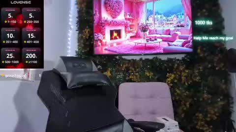 Snapshot of emily_palmeer chatting on June 21, 12:08 pm emily_palmeer online show from June 21, 12:08 pm