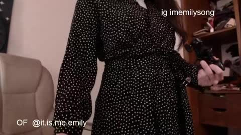 emily_pearl_ online show from April 1, 8:39 pm