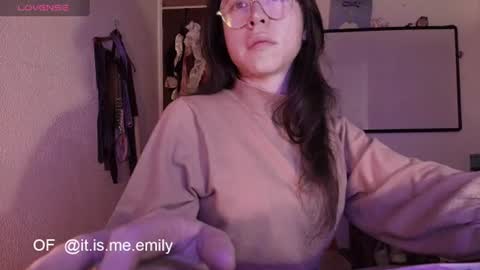 Snapshot of emily_pearl_ chatting on July 13, 11:18 pm emily_pearl_ online show from July 13, 11:18 pm