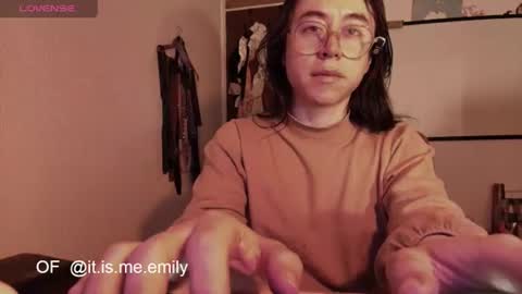 Snapshot of emily_pearl_ chatting on July 14, 2:05 am emily_pearl_ online show from July 14, 2:05 am