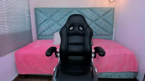 Snapshot of emily_rosee__ chatting on May 1, 12:21 pm Emily online show from May 1, 12:21 pm