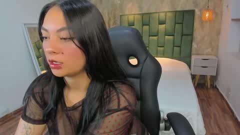 Snapshot of emily_rosee__ chatting on May 20, 7:09 pm Emily online show from May 20, 7:09 pm