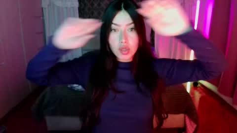 Snapshot of emily_swan_04 chatting on May 14, 1:45 am Emily Swan online show from May 14, 1:45 am