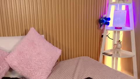 Snapshot of emily_sweett12 chatting on July 10, 12:19 pm Emily online show from July 10, 12:19 pm