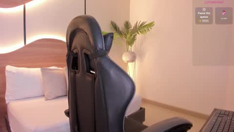 emily_tolson online show from November 27, 7:05 pm