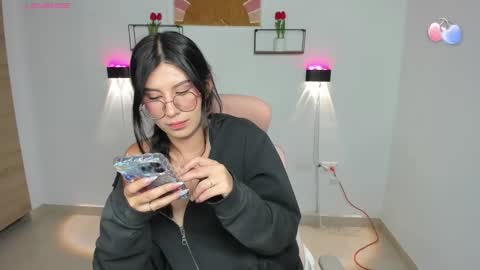 Snapshot of emily_villamil_ chatting on February 6, 9:18 pm Emi online show from February 6, 9:18 pm