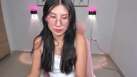 Snapshot of emily_villamil_ chatting on February 7, 10:02 pm Emi online show from February 7, 10:02 pm