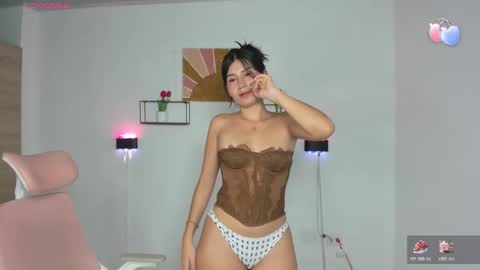 Snapshot of emily_villamil_ chatting on February 13, 10:28 pm Emi online show from February 13, 10:28 pm