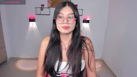 Snapshot of emily_villamil_ chatting on March 26, 8:58 pm Emi online show from March 26, 8:58 pm