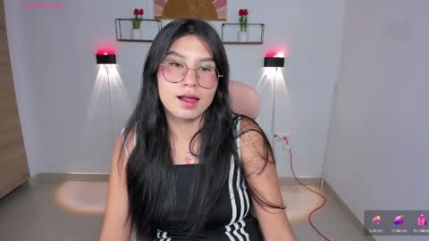 Snapshot of emily_villamil_ chatting on April 9, 9:20 pm Emi online show from April 9, 9:20 pm