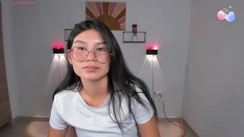 Snapshot of emily_villamil_ chatting on April 13, 10:15 pm Emi online show from April 13, 10:15 pm