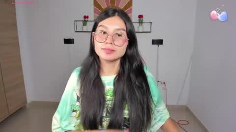 Snapshot of emily_villamil_ chatting on April 21, 9:50 pm Emi online show from April 21, 9:50 pm