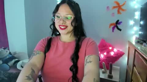 Snapshot of emily_vixen_ chatting on October 20, 5:19 am emily_vixen_ online show from October 20, 5:19 am