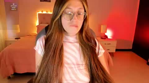 emily_warren__ online show from March 25, 7:20 pm