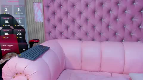 Snapshot of emilycastro_ chatting on December 4, 4:27 pm Emily online show from December 4, 4:27 pm