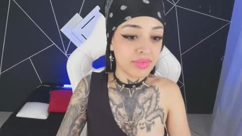 Snapshot of emilydaft chatting on October 23, 9:02 pm fari online show from October 23, 9:02 pm