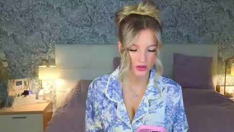 Snapshot of emilydancee chatting on November 7, 4:23 am emilydancee online show from November 7, 4:23 am