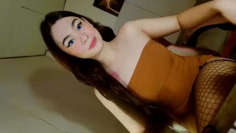 Snapshot of emilyfuckers chatting on February 25, 7:07 am ariane online show from February 25, 7:07 am