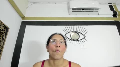 Snapshot of emilygomezz chatting on October 31, 11:44 am Emily online show from October 31, 11:44 am