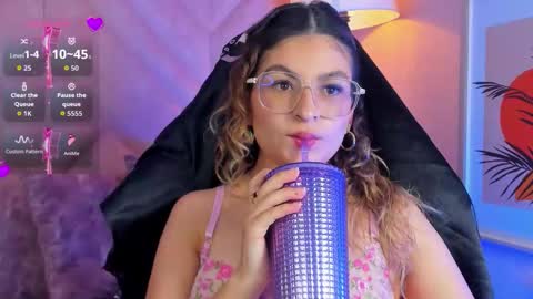 Snapshot of emilyjonesss_ chatting on February 28, 7:59 pm Emilyjonnes online show from February 28, 7:59 pm