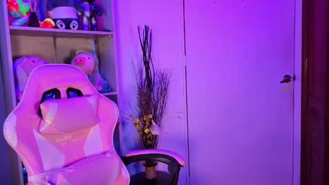 Snapshot of emilykarterr chatting on May 23, 3:05 pm VALEEEN online show from May 23, 3:05 pm