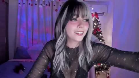 Snapshot of emilyrosss_ chatting on December 23, 6:44 am EMILY online show from December 23, 6:44 am