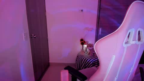 Snapshot of emilyrosss_ chatting on February 21, 3:45 am EMILY online show from February 21, 3:45 am