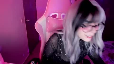 Snapshot of emilyrosss_ chatting on March 8, 3:17 am EMILY online show from March 8, 3:17 am