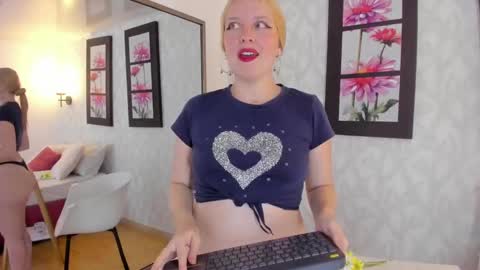 Snapshot of emilysumer chatting on March 8, 5:49 am Summer 3 online show from March 8, 5:49 am