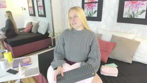 Snapshot of emilysumer chatting on September 28, 3:23 am Summer 3 online show from September 28, 3:23 am