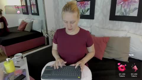Snapshot of emilysumer chatting on October 2, 11:12 pm Summer 3 online show from October 2, 11:12 pm