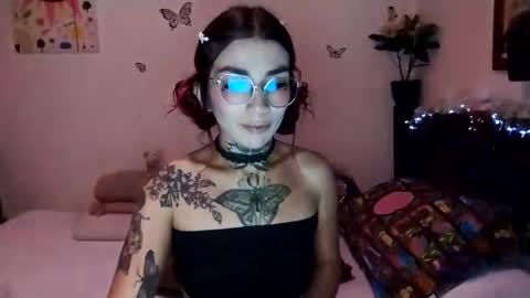 Snapshot of emilywhitee_ chatting on December 4, 2:53 am Valentina independent model online show from December 4, 2:53 am