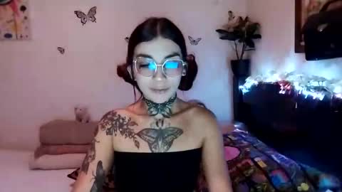 Snapshot of emilywhitee_ chatting on December 6, 3:52 am Valentina independent model online show from December 6, 3:52 am