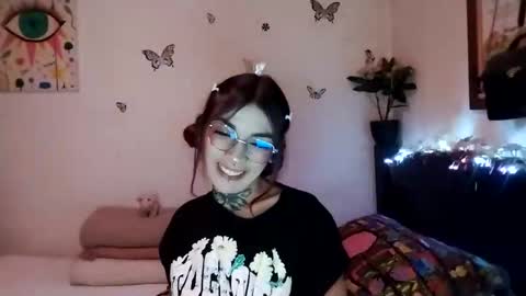 Snapshot of emilywhitee_ chatting on December 11, 2:52 am Valentina independent model online show from December 11, 2:52 am