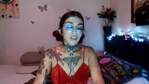 Snapshot of emilywhitee_ chatting on December 16, 4:45 am Valentina independent model online show from December 16, 4:45 am
