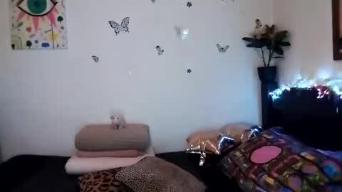 Snapshot of emilywhitee_ chatting on December 31, 1:15 am Valentina independent model online show from December 31, 1:15 am