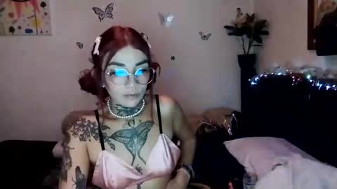 Snapshot of emilywhitee_ chatting on December 31, 4:16 am Valentina independent model online show from December 31, 4:16 am