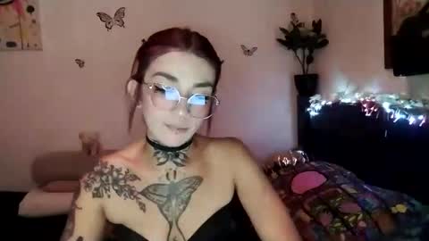 Snapshot of emilywhitee_ chatting on February 11, 2:35 am Valentina independent model online show from February 11, 2:35 am
