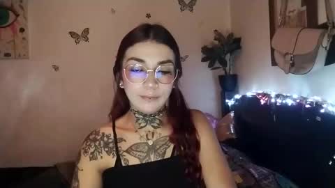 Snapshot of emilywhitee_ chatting on September 20, 2:45 am Valentina independent model online show from September 20, 2:45 am