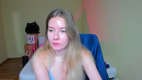 Snapshot of emilyy____ chatting on February 11, 9:09 am Emily online show from February 11, 9:09 am